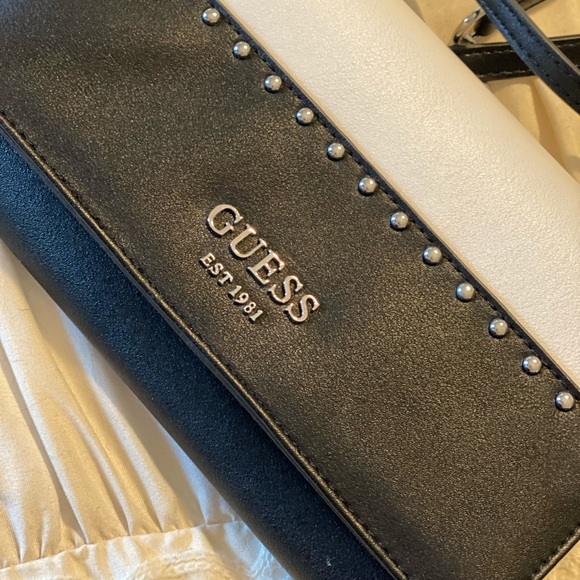 Brand NEW Guess crossbody purse $40 - Picture 2 of 5